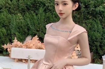 头条女神 – 美纳子连衣裙的独特魅力：精选原图彰显她无可替代的时尚态度.txt