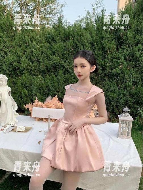 头条女神-美纳子 头条女神 - 美纳子连衣裙的独特魅力:精选原图彰显她无可替代的时尚态度.txt