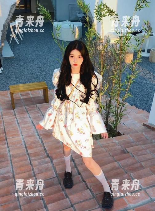 尽览奈汐酱Nice校服写真资源盛宴，激发无穷灵感的作品合集！.txt