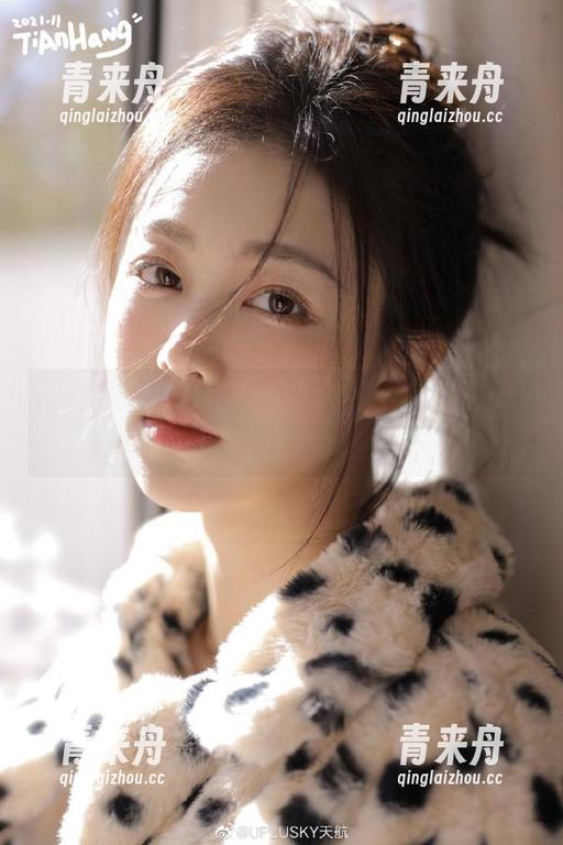 微密圈 - 用原图感受奶宝妹纸的油亮风格，照片背后的故事与情感图片.txt