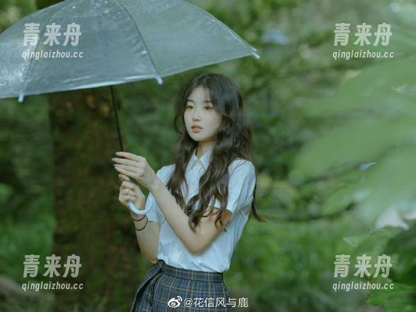 姜仁卿(강인경)夏日白色比基尼写真图集，唤醒你的度假情怀.txt