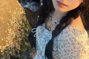 微密圈 – 畅游小优优子的红裙世界：优雅图片合集，尽显她的灵动风情.txt