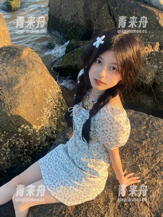 小优优子 微密圈 - 畅游小优优子的红裙世界:优雅图片合集,尽显她的灵动风情.txt