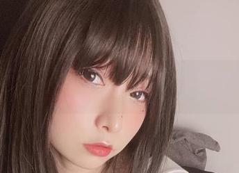 最新“小泉学姐吖”短裤图集：一图胜千言，展现夏日最美瞬间！.txt