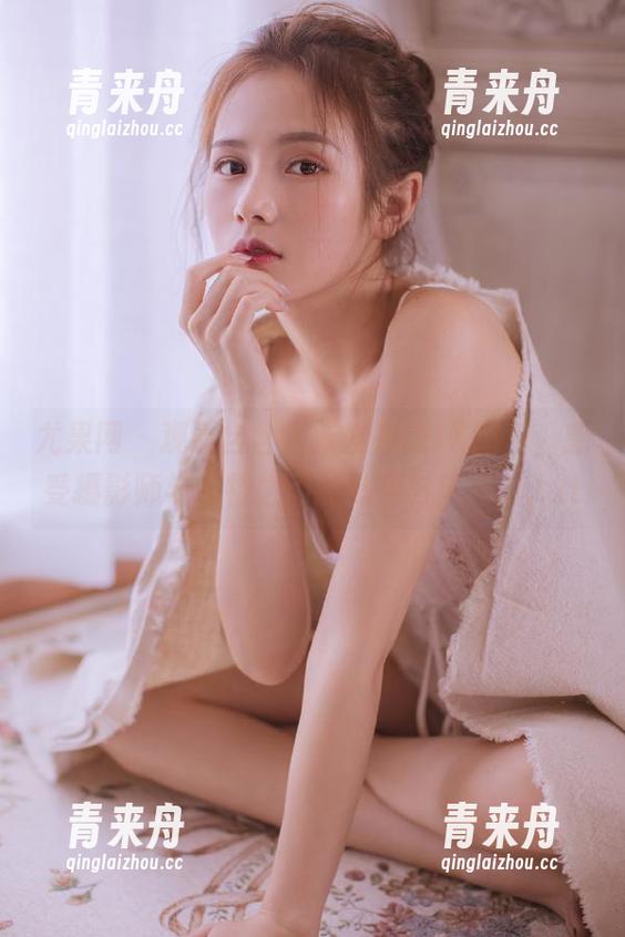 尤果网 - 观看含含全新发布的JK图包，感受摄影师与模特之间的默契与风采！.txt