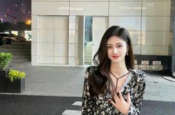 尤物馆 – 赵思儿女神写真秀：精美套图展示她的优雅与个性.txt