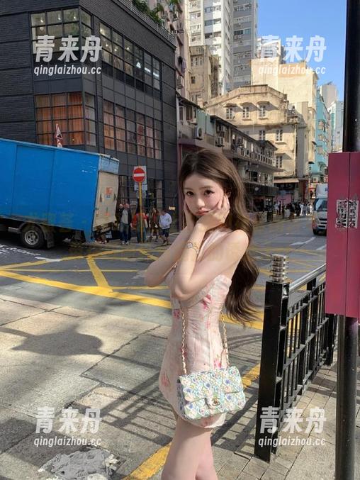 尤蜜荟 - 精致奶瓶土肥圆网袜套图合集，带你领略纤细腿部的诱惑.txt