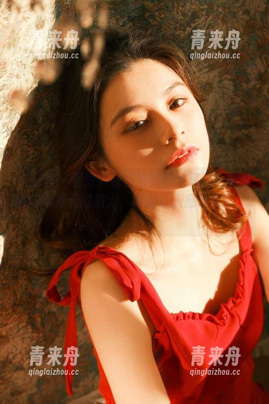 尤蜜荟-黄歆苑 尤蜜荟 - 原图赏析黄歆苑护士写真:将青春与奉献无限放大,真的让人感动哦。.txt