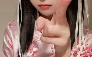 甜美动人的全套白裙写真图片，尽在“布丁大法”精彩作品里！.txt