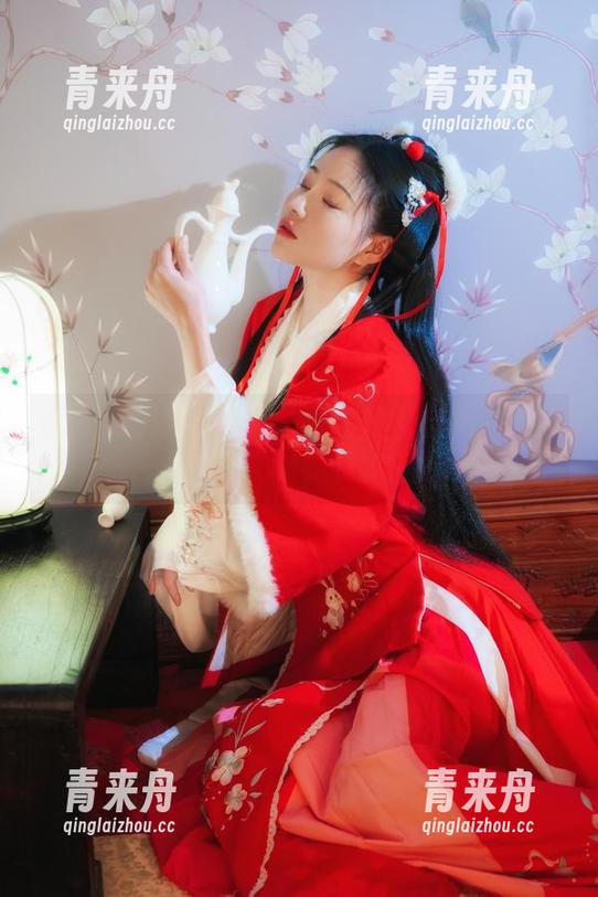 年年Nnian 透过年年Nnian的镜头看苗疆少女:精选图包展现自然中的独特魅力.txt