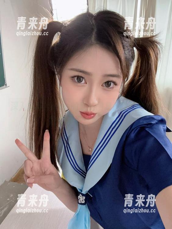 深入年年Nnian的私拍图集，体验她的日常与不平凡魅力.txt