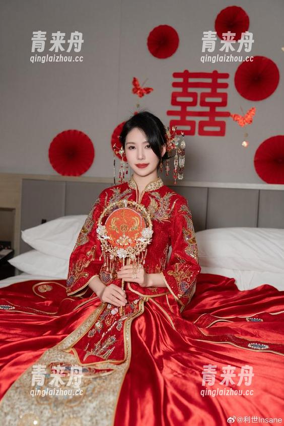抖娘利世与吊带花宴的奇妙之旅，在最新美图中绽放惊艳光彩.txt
