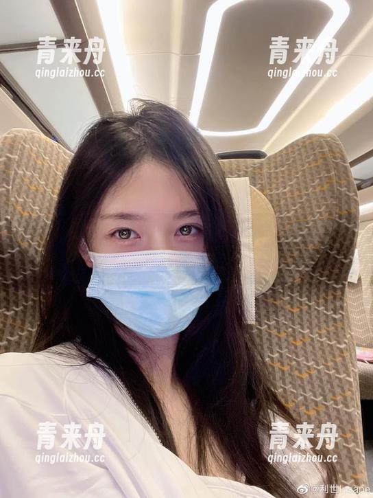 在抖娘利世的夜夜写真中，感受不期而遇的美与柔情.txt