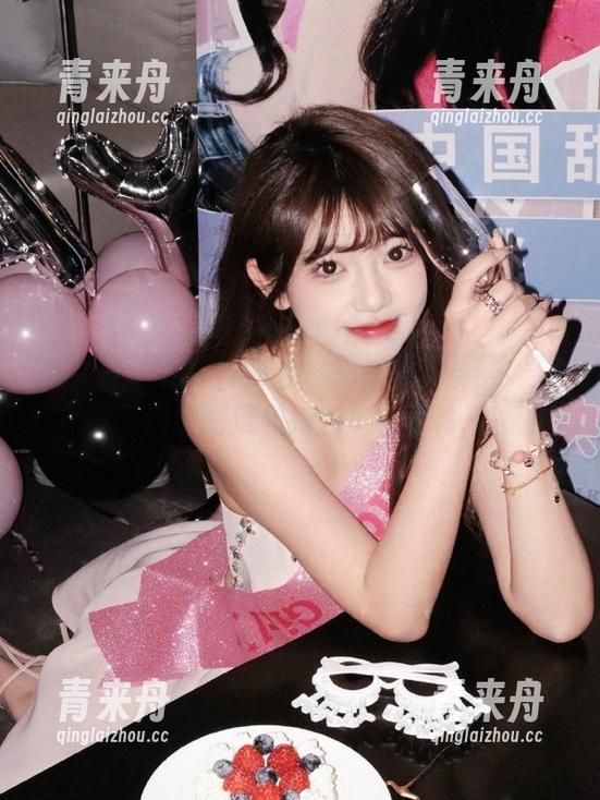 推女神 - 独特角度看魏扭扭棉袜写真，精选原图尽显她的风格.txt