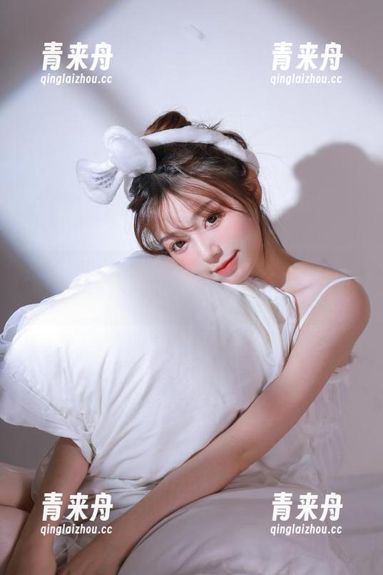 月下摄影 - 定制个性写真，秀秀女孩演绎独特风格与时尚态度.txt