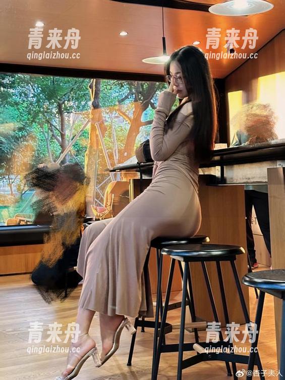 走进杏子夫人的镂空摄影世界，私拍美图带你探索！.txt