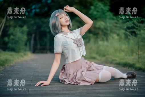 果团网 - 在校园中绽放的周晓唯：独特写真集原图呈现真实的青春风采.txt
