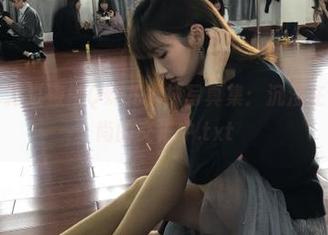果团网 – 精选蜜桃Q妹儿棉袜写真集：沉浸在梦幻与时尚的交汇中.txt