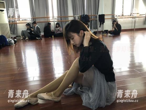 果团网 - 精选蜜桃Q妹儿棉袜写真集：沉浸在梦幻与时尚的交汇中.txt