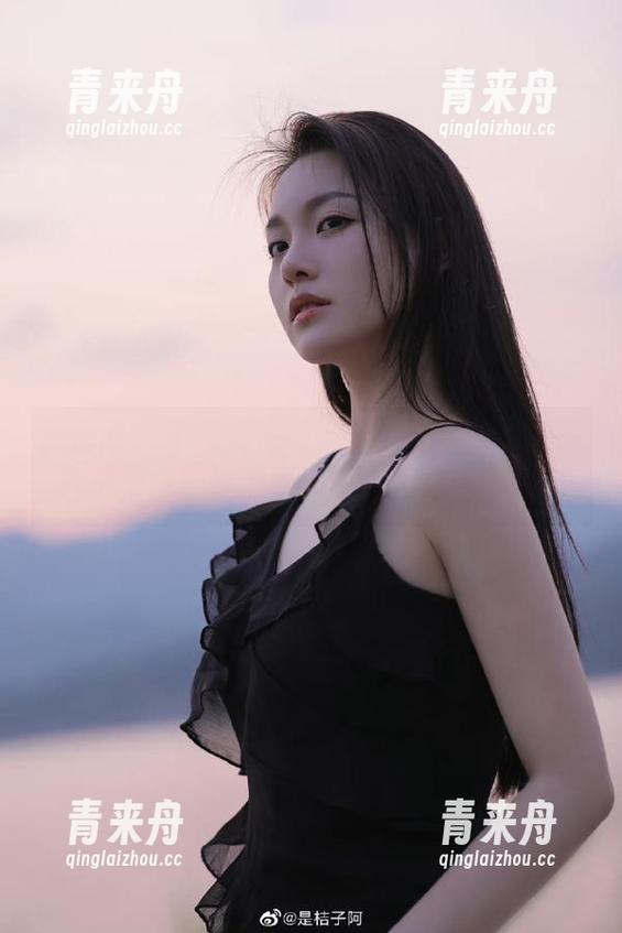 微密圈 - 不看后悔系列！楚楚不吃鱼的写真更新，蕾丝眼罩让她宛如女神！.txt
