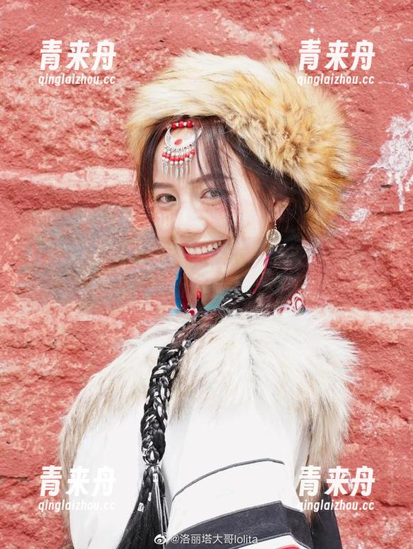 红色内衣冒险：洛丽塔大哥带来的写真作品新体验.txt