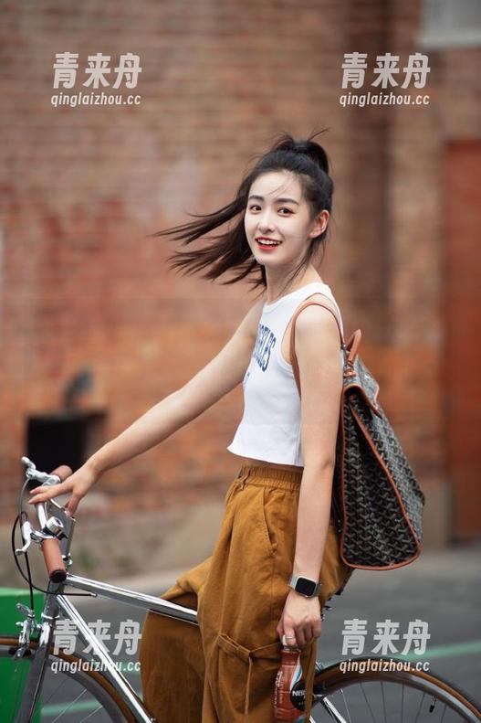 爱蜜社 - 来吧，打开若彤boomboom的白丝图包，笑点与美丽并存的奇妙旅程！.txt