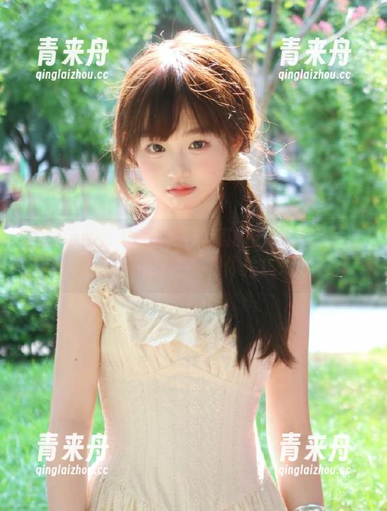 物恋传媒 - 优秀博主佳琪的时尚套装写真集，提供免费下载体验！.txt