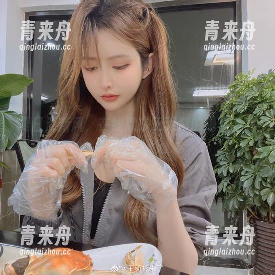 王羽杉 夏日清新风,在线欣赏王羽杉的绝美写真原图集.txt