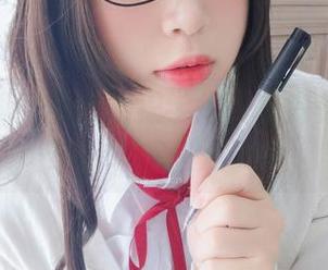 走进白烨烨的魅惑狼学姐：室内美图展现多彩COS生活.txt