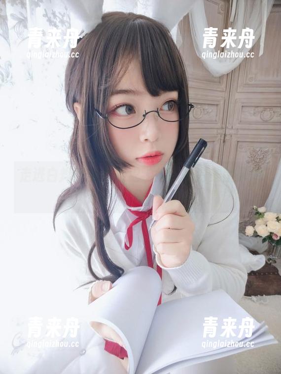 走进白烨烨的魅惑狼学姐：室内美图展现多彩COS生活.txt