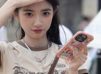 在白露Bululu的镜头下：白丝福利图集带你领略风采.txt
