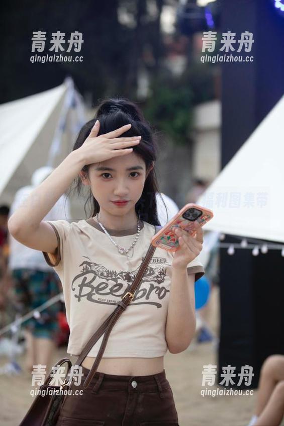 在白露Bululu的镜头下：白丝福利图集带你领略风采.txt