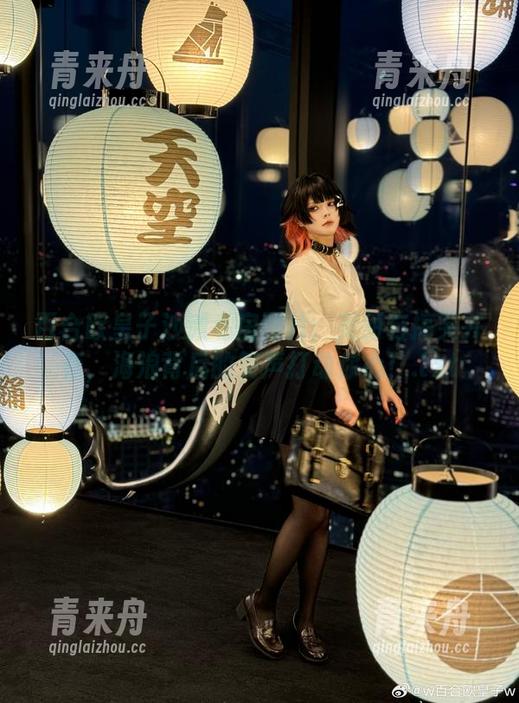 百合欧皇子沙滩私房图片：美丽与搞笑并存，海浪背后的笑声打动你心！.txt
