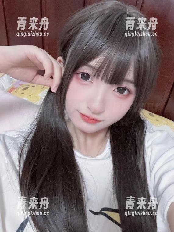 神乐坂真冬毛衣高清写真，原图捕捉风格与温情的完美结合.txt