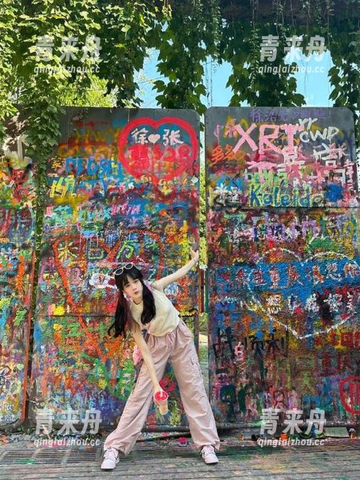 秀人网 - UU阿文灰丝写真高清原图分享，记录她独特的艺术魅力与视角.txt