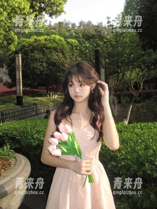 秀人网-九千柒柒 秀人网 - 九千柒柒的泳池写真集,精选每一张都如梦幻般的美丽,令人沉醉!.txt