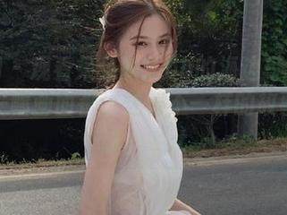 秀人网 – 观看呆呆的瑞bb的海边写真合集，每一幅画面都讲述着不一样的故事与情感。.txt
