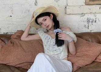秀人网 – 周周不吃香菜连衣裙的高清写真合集：每一帧都是生活的诗意与光影.txt