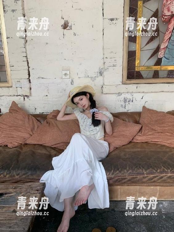 秀人网 - 周周不吃香菜连衣裙的高清写真合集：每一帧都是生活的诗意与光影.txt