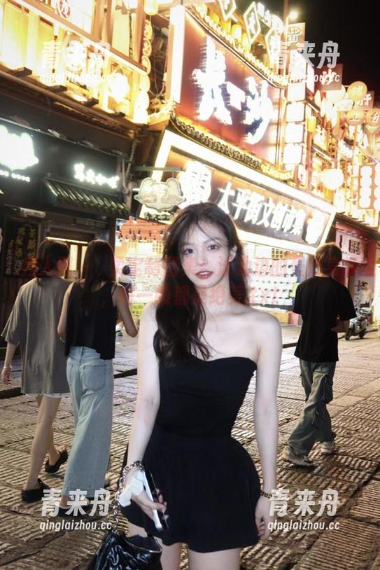 秀人网-媃柔 秀人网 - 媃柔定制图集:泳池边的曼妙身姿,每一帧都是绝美.txt