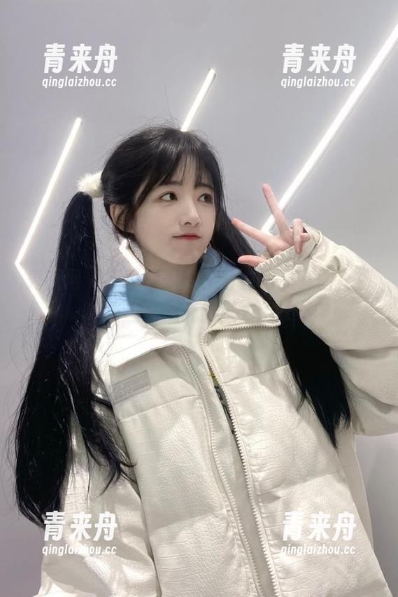 秀人网-田兮白 秀人网 - 不可错过的田兮白写真套图,裤里丝展现无限魅力.txt