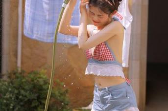 秀人网 – 苏韵锦的私房睡衣作品：一场视觉与心灵的完美对话.txt