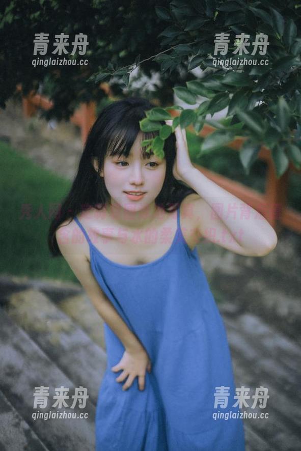 秀人网-袁圆 秀人网 - 定制袁圆泳池写真,图片背后蕴含的故事与水的柔美交织.txt
