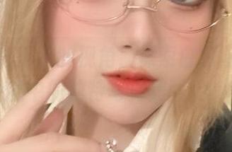 透过羊大真人的视角，探索白色樱桃体操服中的独特写真美图.txt