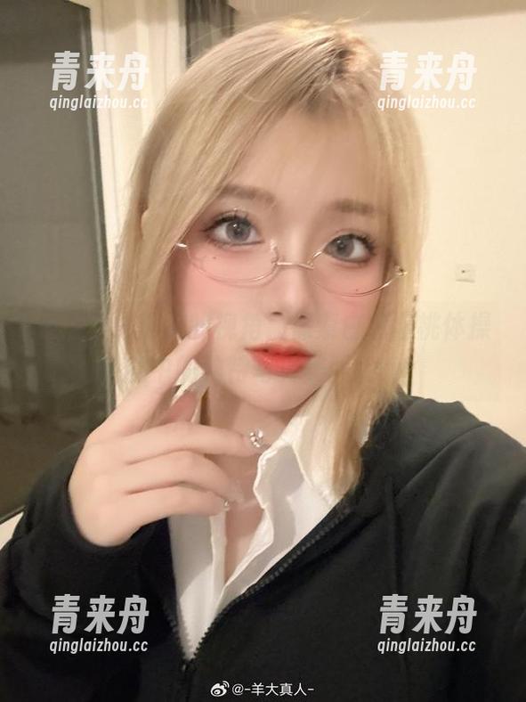透过羊大真人的视角，探索白色樱桃体操服中的独特写真美图.txt