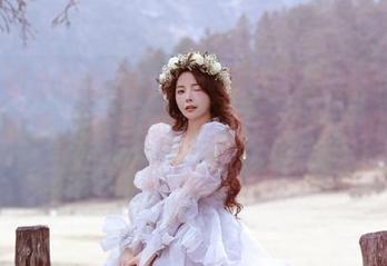 不忘初心的苏嫣qvq：蓝色连衣裙背后的美图故事，看看她到底在演绎什么样的时尚悲剧。.txt