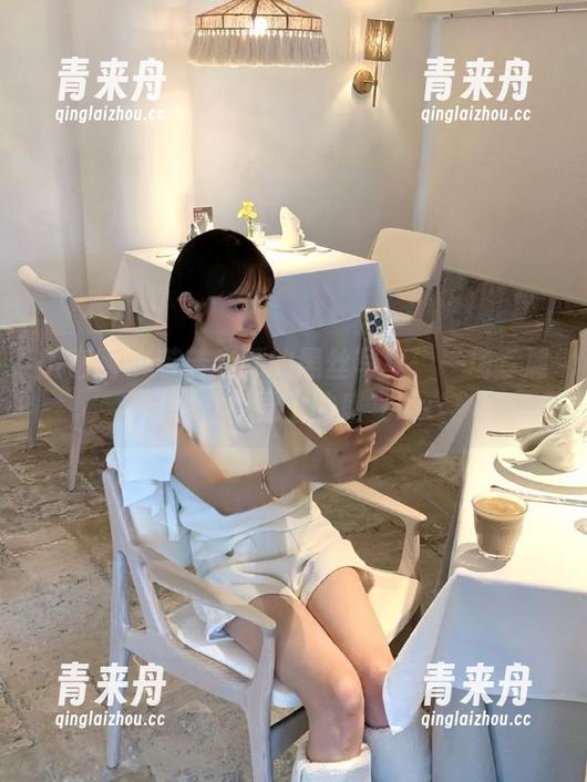 若若老师 微密圈 - 若若老师的黑丝写真:一场专属定制,视觉上的盛宴.txt