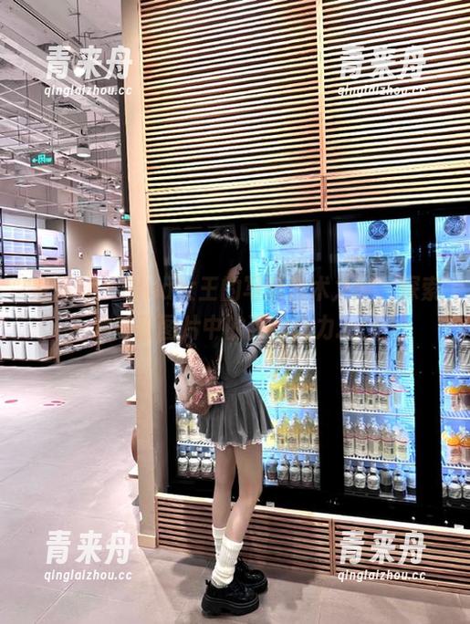 蜜桃社-Gina 蜜桃社 - Gina女王的写真艺术之旅,探索她每张图片中的独特魔力.txt