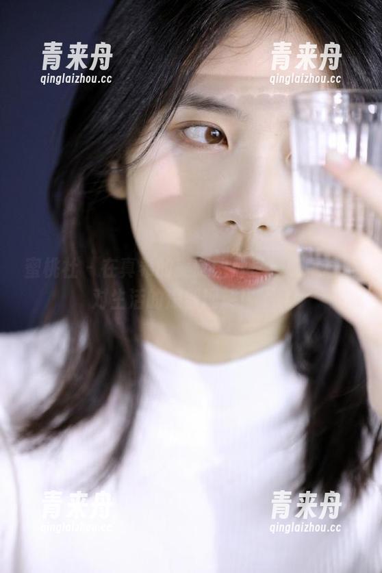 蜜桃社-真希 蜜桃社 - 在真希的美腿图片里,隐藏着她对生活的深刻理解!.txt