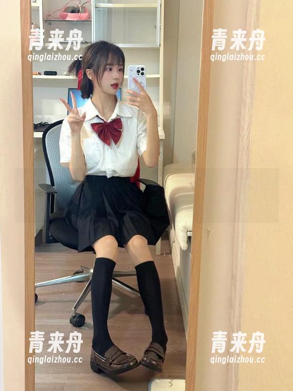 袜啵啵-小淳 袜啵啵 - 从原图到套图:小淳的咖啡丝作品带你领略艺术的无限魅力.txt
